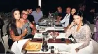 Dostlarıyla yemekte buluştular