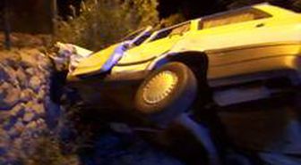 Duvara çarpan otomobildeki 4 kişi yaralandı