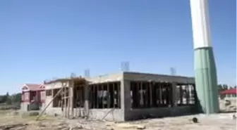 Hayırseverlerin yaptırdığı cami hızla yükseliyor