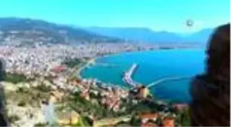 Kavurucu sıcaklardan bunalan turistler soluğu plajlarda aldı