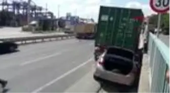 KOCAELİ Otomobil yol kenarına park eden TIR'a çarptı 3 yaralı