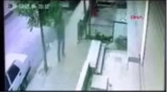 KÜÇÜKÇEKMECE'DE KAMYONETİN ÇALINMA ANI KAMERADA