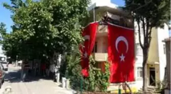 Son dakika! Şehit Tuğgeneral Erdoğan'ın evi Türk bayraklarıyla donatıldı