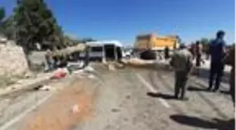 Yolcu minibüsü, önündeki hafriyat kamyonuna çarptı: 1 ölü, 19 yaralı