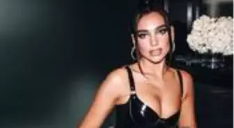 Ünlü şarkıcı Dua Lipa, aynanın karşısına geçip bikinili poz verdi