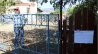 Karantinada olduğunu duyurmak için kapısına uyarı yazısı yazdı