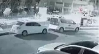 Erkek arkadaşına kızıp seyir halindeki arabadan böyle atladı