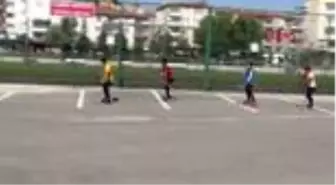 NİĞDE Kayaklı koşu sporcuları, trafiğe kapalı caddede antrenman yapıyor