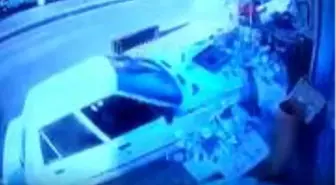 Otomobil iş yerine daldı, 3 kişi aracın altında kaldı