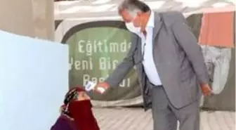 Elinde maskesi ve ateş ölçeriyle kapı kapı dolaşıyor