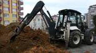 Kanalizasyon çalışması sırasında toprak yığını altında kalan işçi kurtarıldı