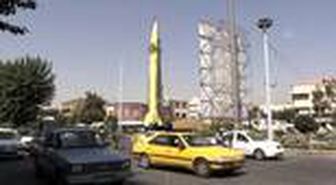 İran-Irak Savaşı'nın yıl dönümünde Tahran meydanında ağır silahlarla gövde gösterisi