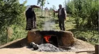 Bir asırdır doğal yollarla üzüm pekmezi yapıyorlar