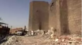 Kaçak yapılardan arındırılan tarihi burçta kitabe ve nişler ortaya çıktı