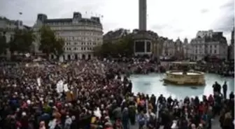 Londra'da Covid-19 önlemleri protesto edildi