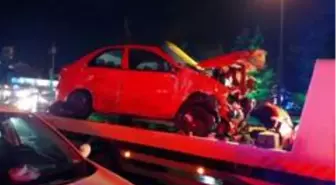 Yağmurlu yolda kayan tur otobüsü 3 aracı biçti: 7 yaralı