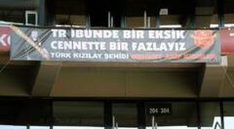 Derbi öncesi tribünde pankart açıldı