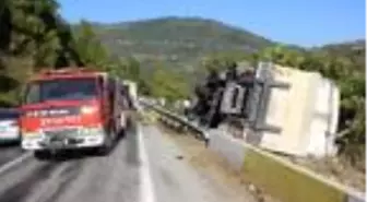 İnebolu'da freni boşalan kamyon devrildi: 2 yaralı