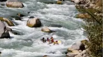 Zap Nehri'nde rafting heyecanı