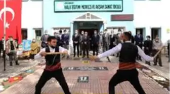 Ağrı Valisi Dr. Varol, Halk Eğitim Merkezi'nde açılan öğrenme sergisini ziyaret etti