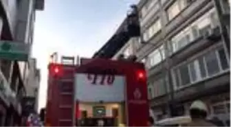 Son dakika haberi: Kadıköy'de 5 katlı apartmanda yangın çıktı