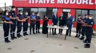 Kaymakam ve belediye başkanı itfaiye personeline yaş pasta kesti