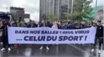 Paris'te Kovid-19 nedeniyle spor salonlarının kapatılması protesto edildi