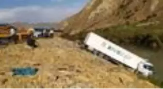 Şarampole sürüklenen TIR, Zap Suyu'na 1 metre kala durabildi