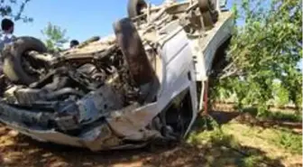 Rampa çıkan kamyonet takla attı: 3 yaralı