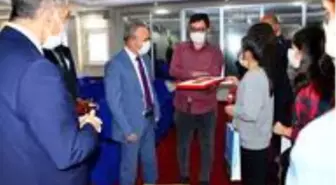 Vali Hüseyin Öner, Akıl ve Zekâ Oyunları Turnuvasında birinci olan öğrencilere sertifika verdi