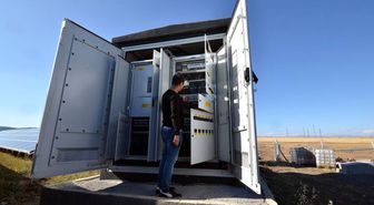 Kars'ta güneş enerjisi panelleriyle elektrik üretim tesisi kuran mühendis, 3 bin hanenin elektrik ihtiyacını karşılıyor