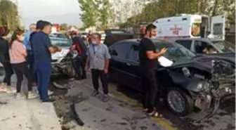 Sakarya'da iki araç kafa kafaya çarpıştı: 3 yaralı