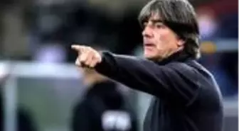 Joachim Löw, Türkiye maçında yine burnunu karıştırırken kameralara yakalandı