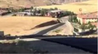 Siirt Valisi Hacıbektaşoğlu, asfaltlanan yol çalışmasını 3 kilometre yürüyerek denetledi