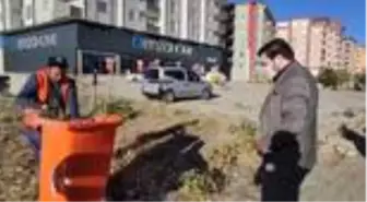 Belediye Başkanı Sayan, temizlik işçileriyle çöp topladı, süpürgeyle temizlik yaptı