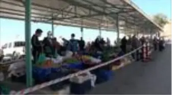 Demirci'de ahilik geleneğini yaşatan pazarcılar, tezgahlarını dua ile açıyor