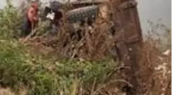 Freni boşalan traktör şarampole yuvarlandı, sürücü atlayarak kurtuldu