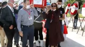 Son dakika haberleri! Otobüste kalp krizi geçiren emekli emniyet müdürünün naaşını eşi ve oğlu taşıdı