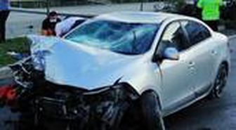 Samsun'da otomobil aydınlatma direğine çarptı: 3 yaralı