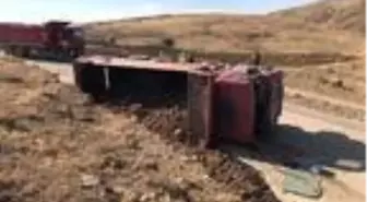Sivas'ta toprak yüklü kamyon devrildi, şoför yaralandı