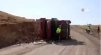 Taş yüklü kamyon yan yattı: 1 yaralı