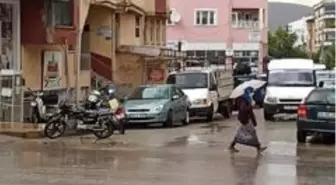 Yağmura hazırlıksız yakalanan vatandaşlar zor anlar yaşadı