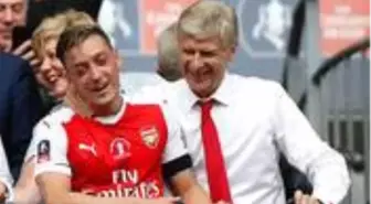 Wenger, 'Oynatılmaması israftır' dediği Mesut'la ilgili ipucu verdi: Defansif oyuncularla oynatılmalı