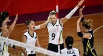 Adam Voleybol galibiyetle başladı