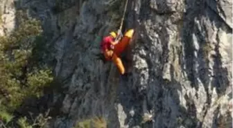 Kanyondan yuvarlanan dağcıyı kaskı ölümden kurtardı