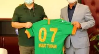 Aytemiz Alanyaspor Başkanı Hasan Çavuşoğlu'ndan Rektör Özkan'a forma