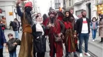 Taksim'de ilginç kostümleriyle ilgi odağı oldular