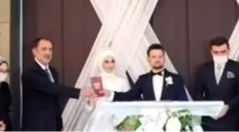 Belediye Başkanı Şahin kızına nikah cüzdanının kendisi verdi