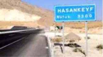 Hasankeyf'te tekne paraşütü keyfi