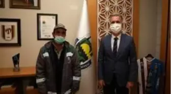 Belediye işçisi, içinde 31 bin lira olan cüzdanı yetkililere teslim etti